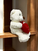 Plüschbär sitzend weiss mit rotem Herzkissen I love you Grösse 22x16x20cm