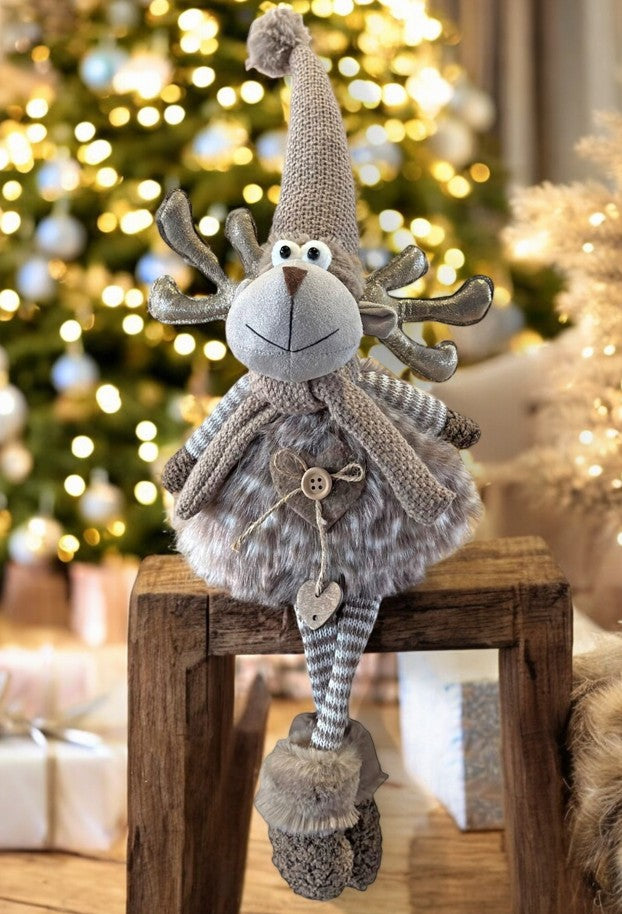 Deko Elch Kantenhocker braun weiss mit Schal und Mütze