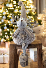 Deko Elch Kantenhocker braun weiss mit Schal und Mütze