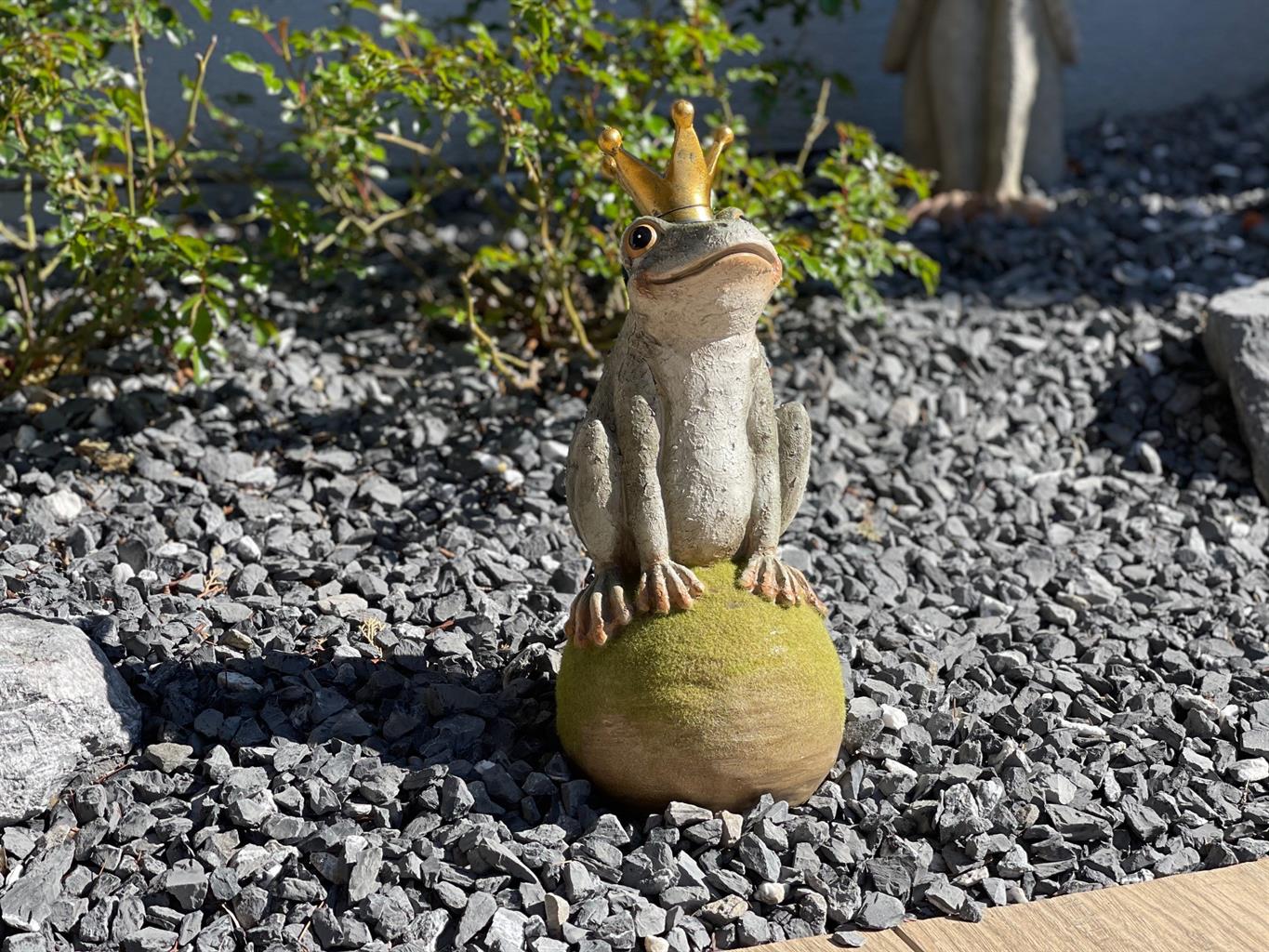 Froschkönig auf Kugel 
aus Polyresin 
L:15cm B:15cm H:36cm