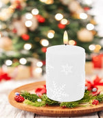 LED Echtwachskerze mit Schneeflocken Motiven D7.5cm x H10cm