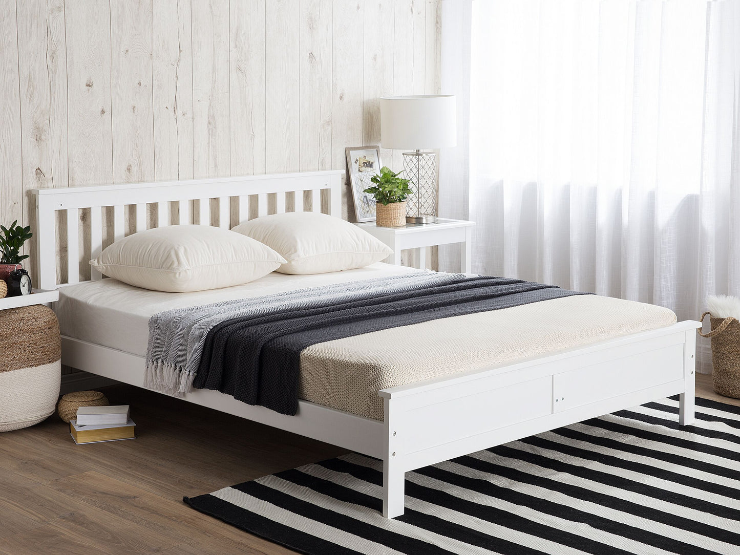 Bett mit Lattenrost Kiefernholz MAYENNE 160 x 200 cm Weiss