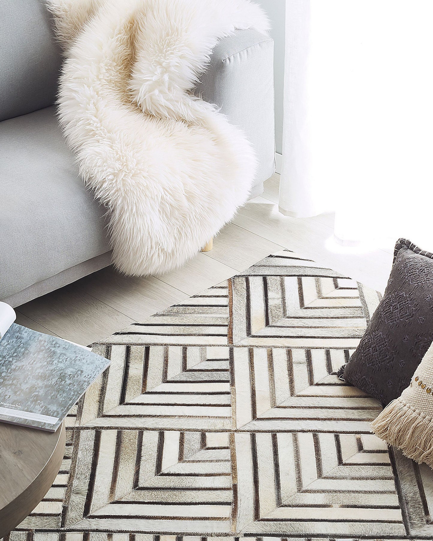 Teppich Kuhfell beige-grau 160 x 230 cm geometrisches Muster Kurzflor TEKIR