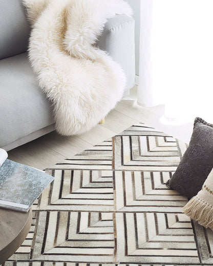 Teppich Kuhfell beige-grau 160 x 230 cm geometrisches Muster Kurzflor TEKIR