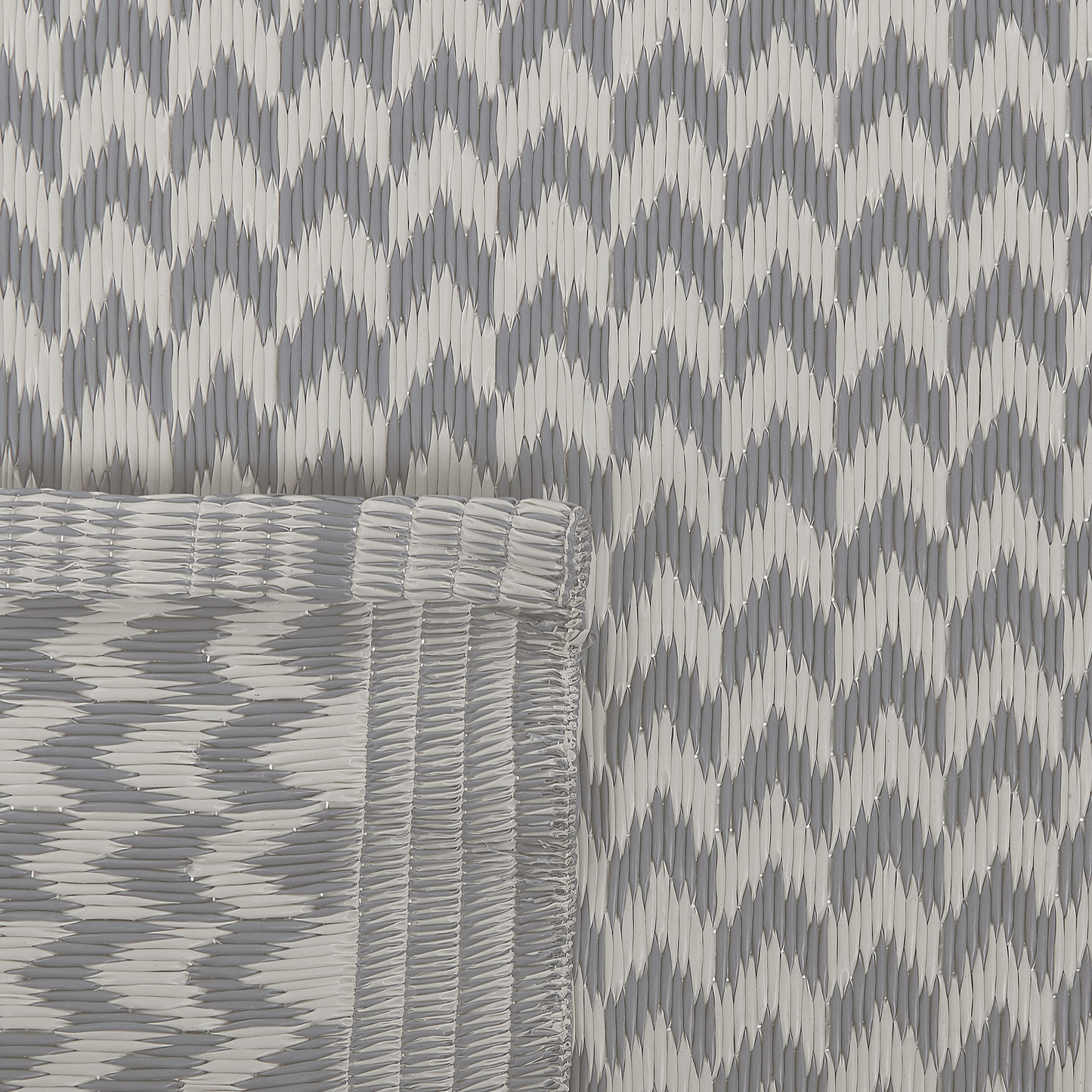 Outdoor Teppich grau 60 x 90 cm ZickZack-Muster Kurzflor MANGO