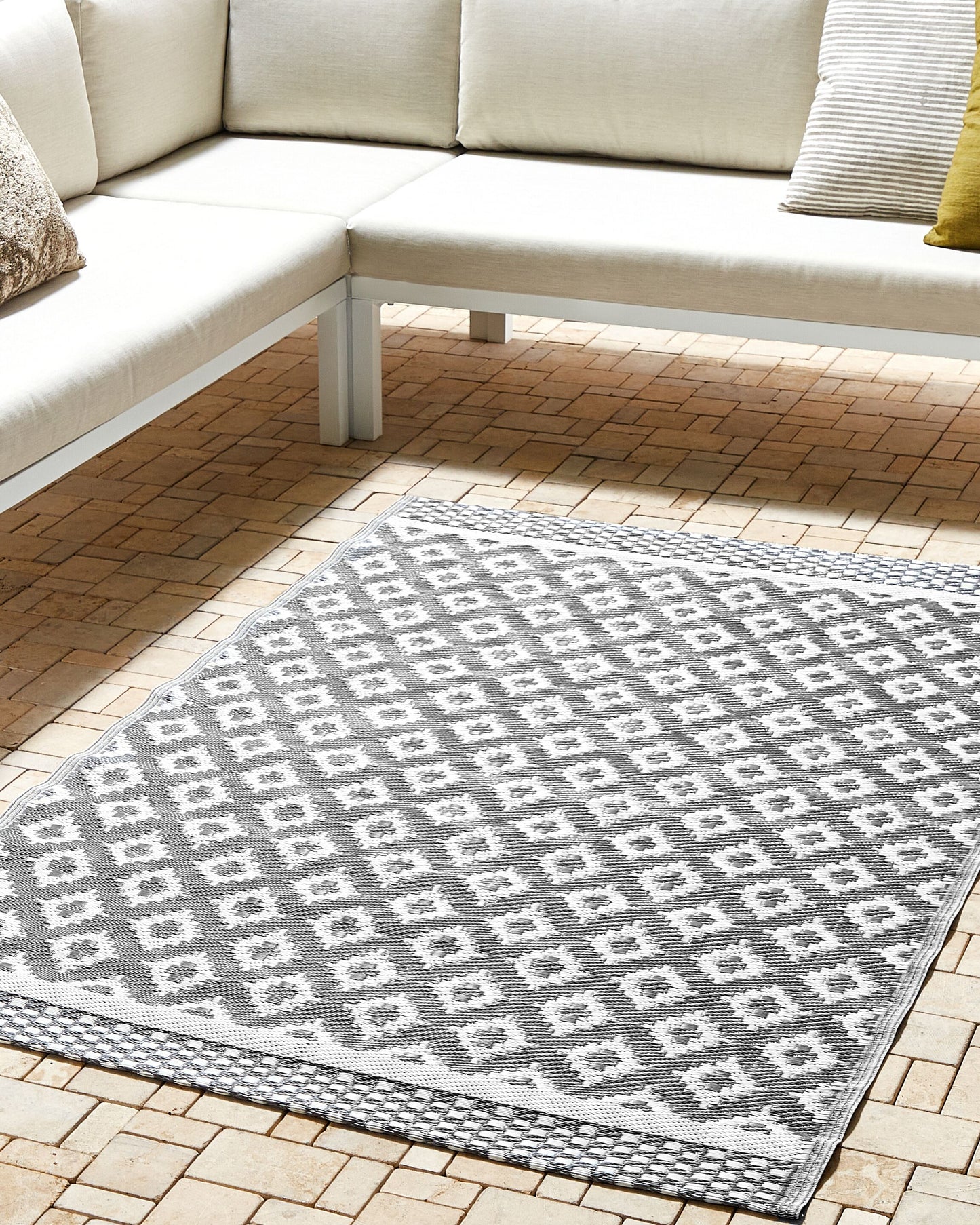 Outdoor Teppich grau 120 x 180 cm geometrisches Muster THANE