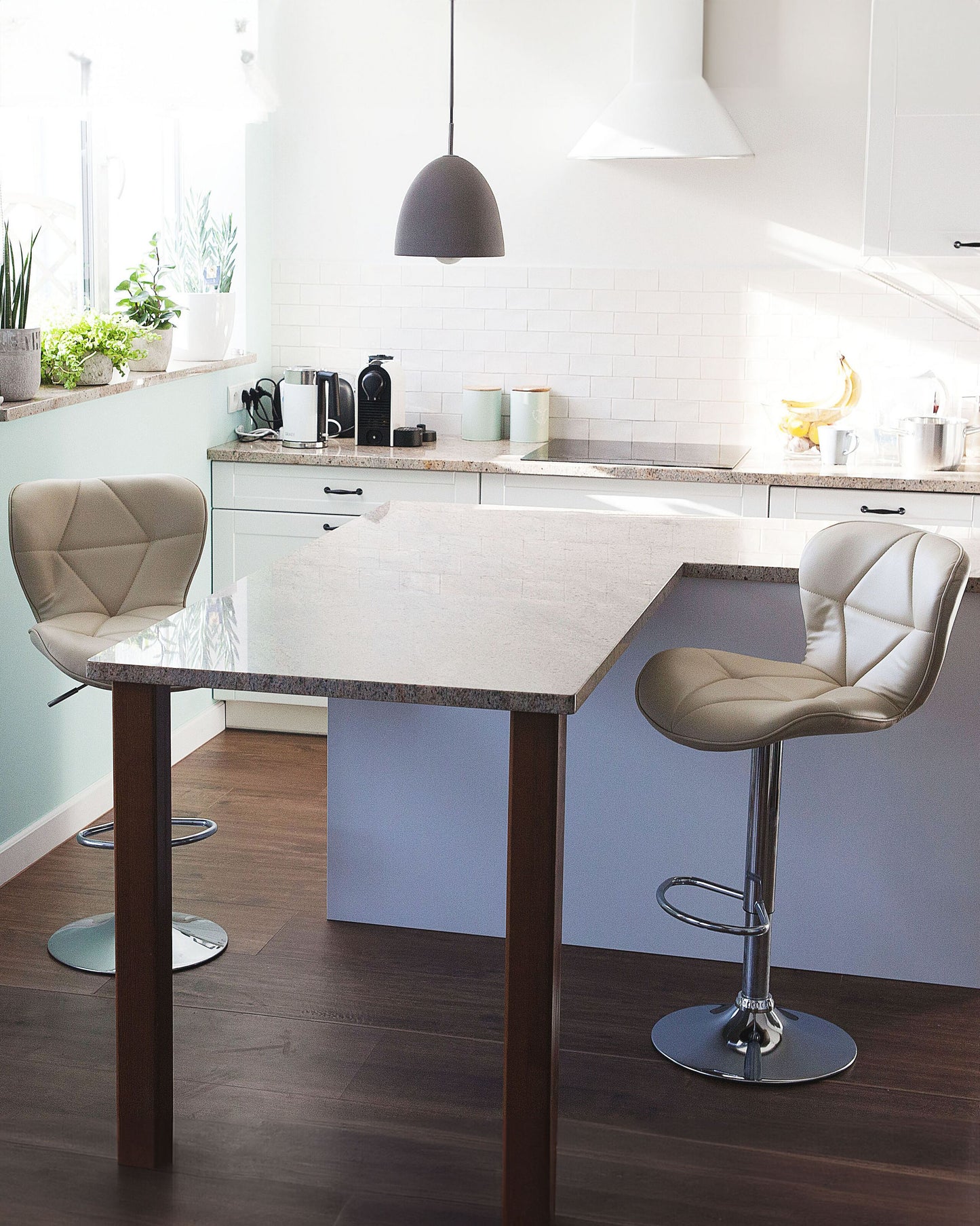 Set mit 2 Barstühlen VALETTA Kunstleder drehbar Hellbeige