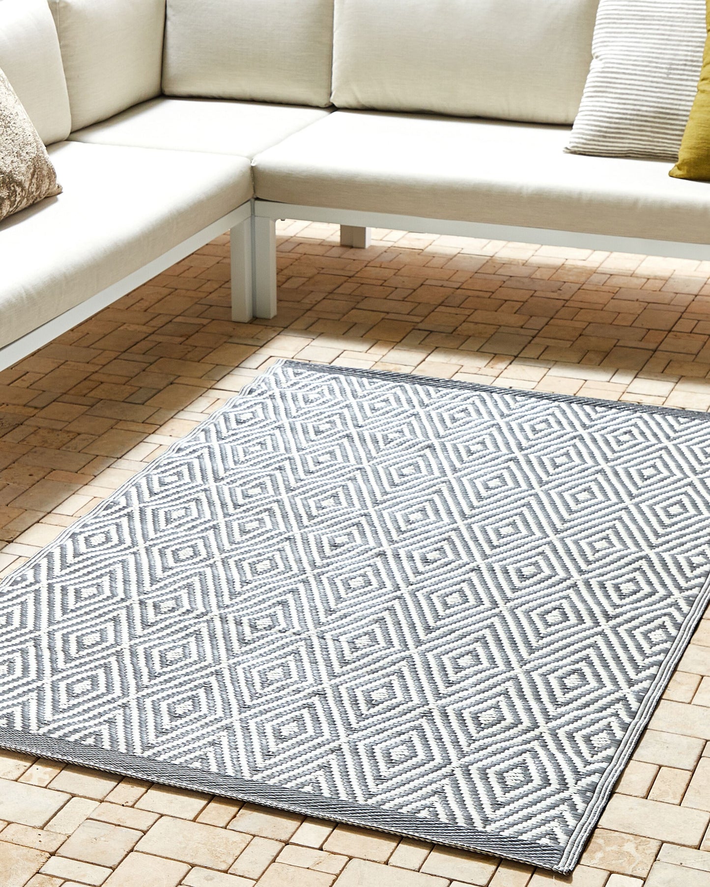 Outdoor Teppich grau 120 x 180 cm geometrisches Muster SIKAR