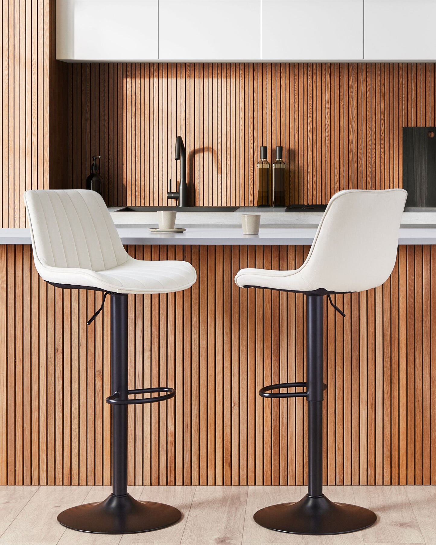 Set mit 2 Barstühlen DUBROVNIK Samtstoff drehbar Hellbeige