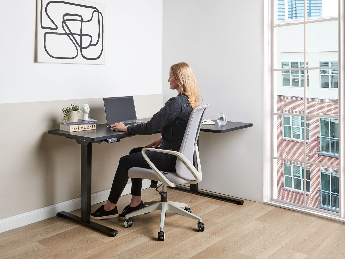 Schreibtisch rechtsseitig schwarz 160 x 59 cm elektrisch höhenverstellbar DESTINES