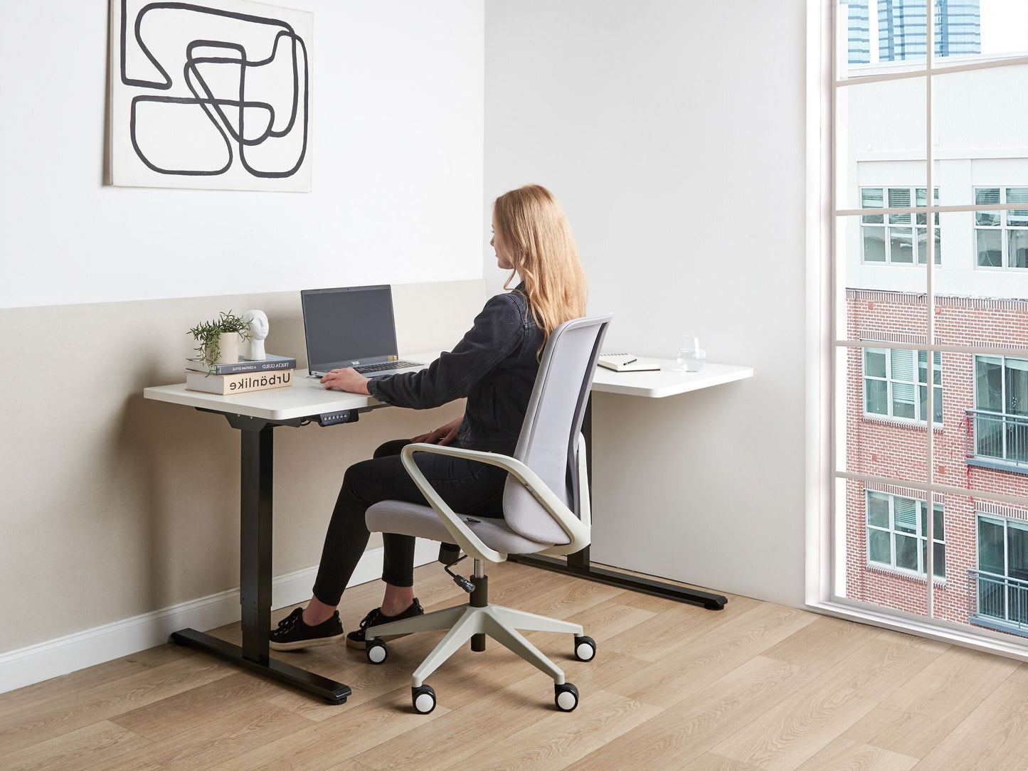 Schreibtisch rechtsseitig weiss / schwarz 160 x 59 cm elektrisch höhenverstellbar DESTINES