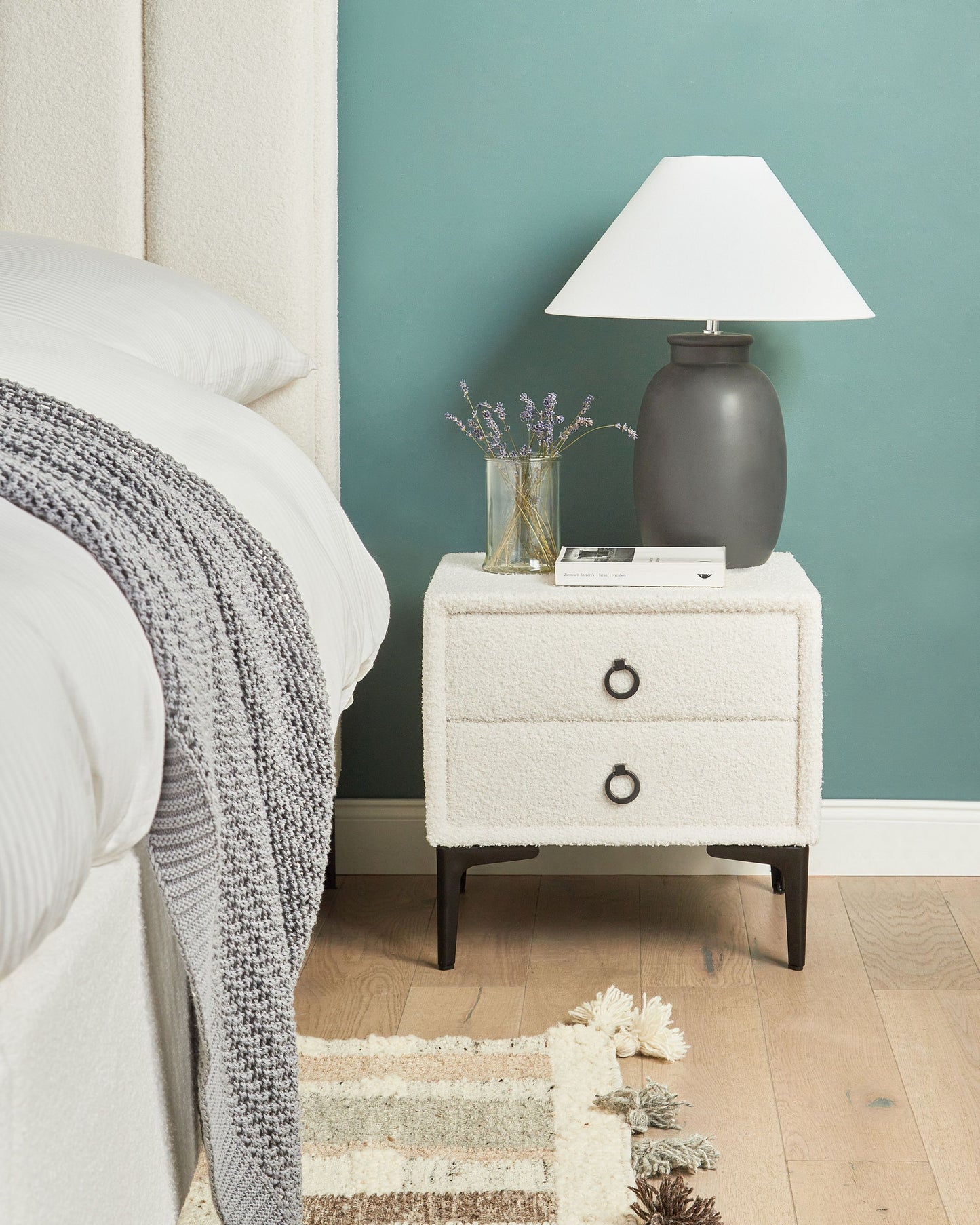 Nachttisch mit 2 Schubladen SEZANNE Bouclé Cremeweiss