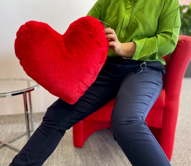 Coussin en forme de coeur rouge en peluche