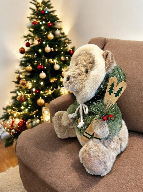 Deko Bär sitzend grün mit Kapuze und Ski in der Hand