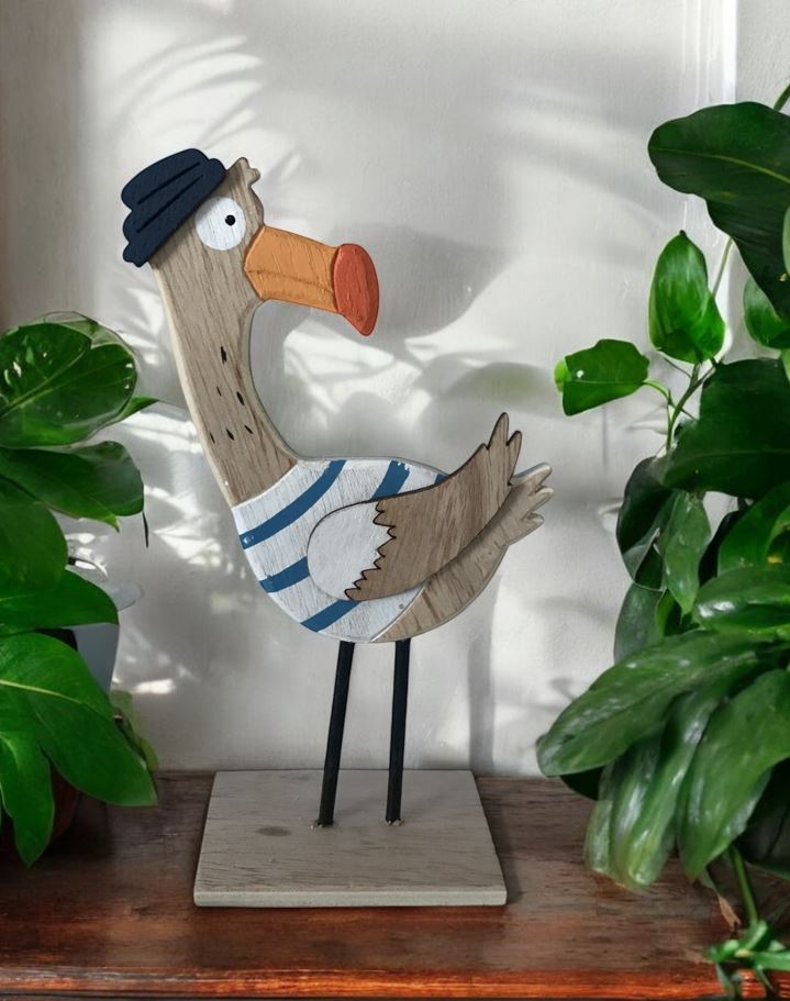 Deko Möwe 
Matrose aus Holz
Farbe: Weiss/Blau
L:10cm B:5cm H:18.5cm