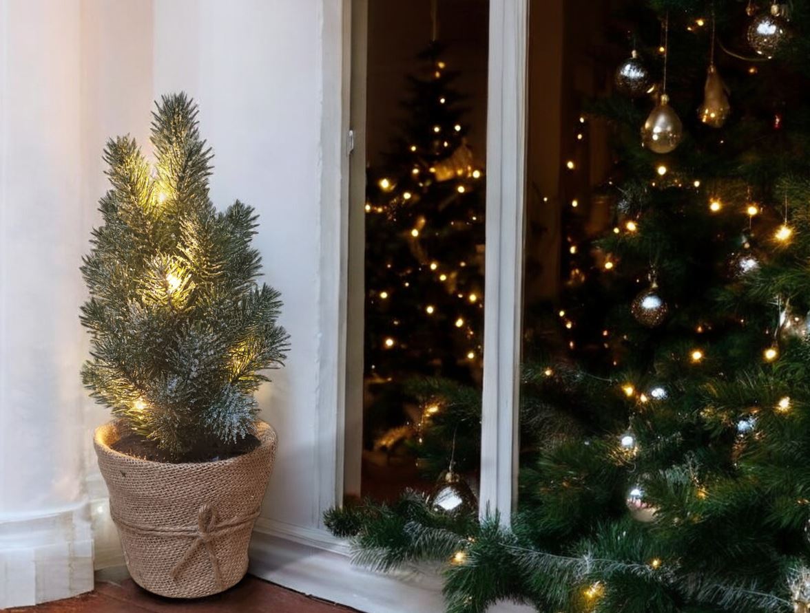 LED Tannenbaum im Topf 
mit 5 LED Lichterkette
mit wenig Schnee bedeckt
D:18cm H:30cm