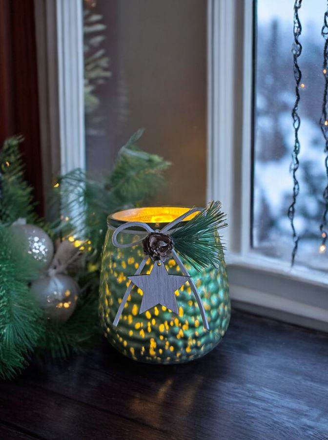 Windlicht Glas grün dekoriert mit Herz Anhänger und Tannzapfen