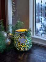 Windlicht Glas grün dekoriert mit Herz Anhänger und Tannzapfen