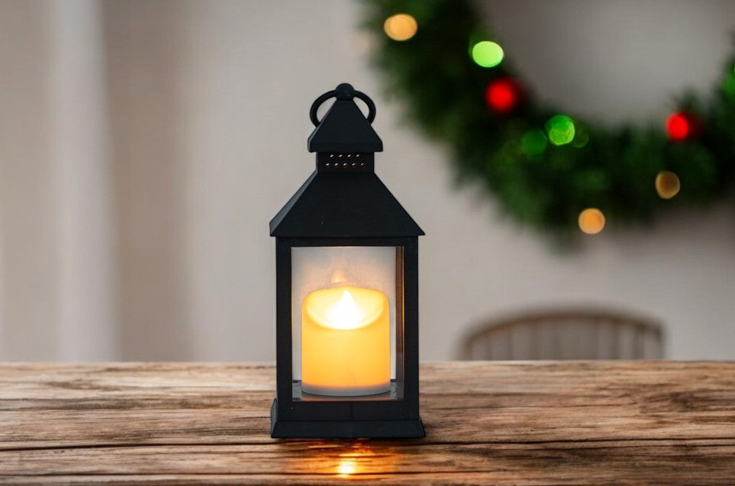 LED Laterne aus Kunststoff
Farbe: Schwarz
L:10.5cm B:10.5cm H:24cm