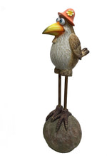 Deko Vogel auf Stein 
mit orangem Damenhut 
Grösse 12 x15 x40cm
