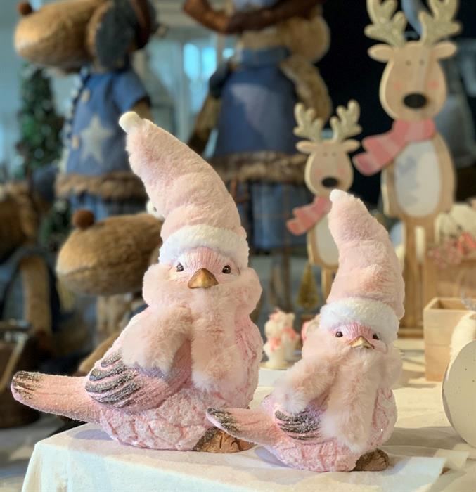 Deko Vogel aus Magnesia 
Schal und Weihnachtsmütze 
Farbe: Pink 
L: 15.5cm B:9cm H:13cm