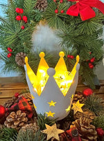 Kerzenhalter Krone aus Metall 
Farbe: aussen weiss - innen gold 
H12cm D11cm