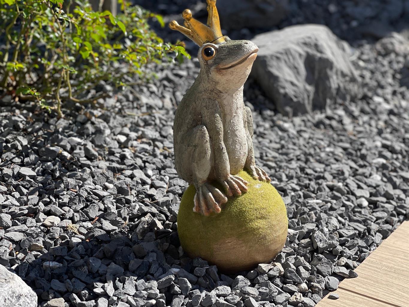 Froschkönig auf Kugel 
aus Polyresin 
L:15cm B:15cm H:36cm