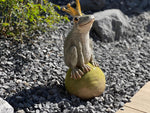 Froschkönig auf Kugel 
aus Polyresin 
L:15cm B:15cm H:36cm
