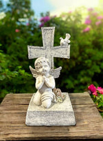Engelfigur sitzend an Kreuz angelehnt H18.5cm