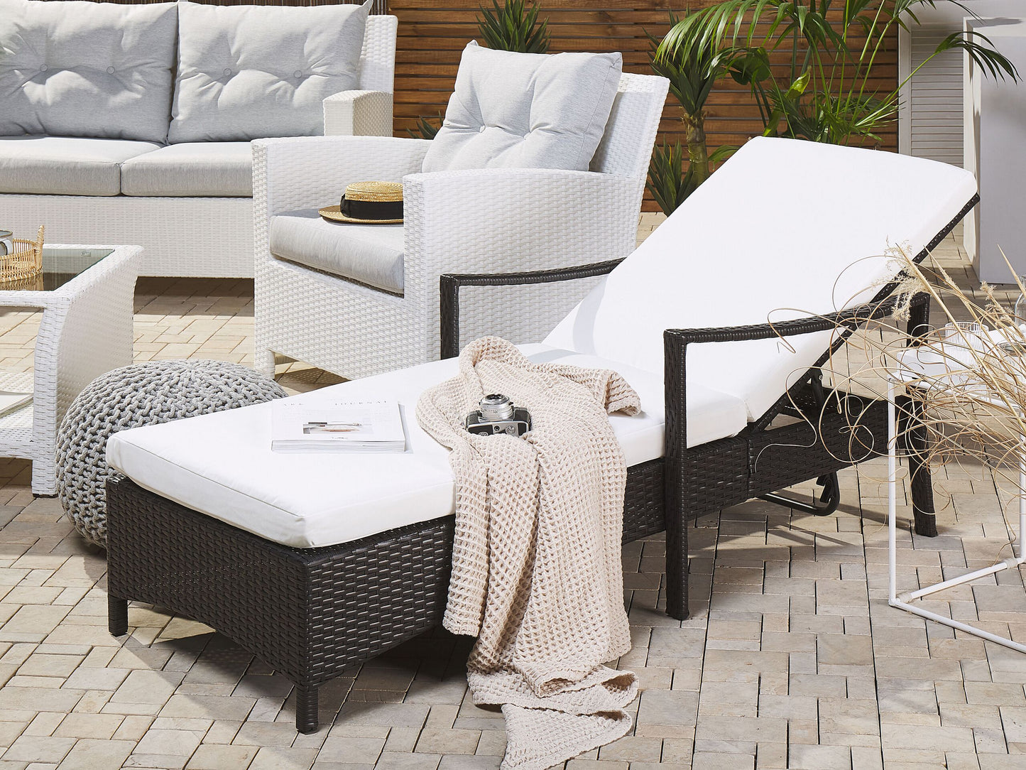 Gartenliege Rattan braun Auflage weiss VASTO