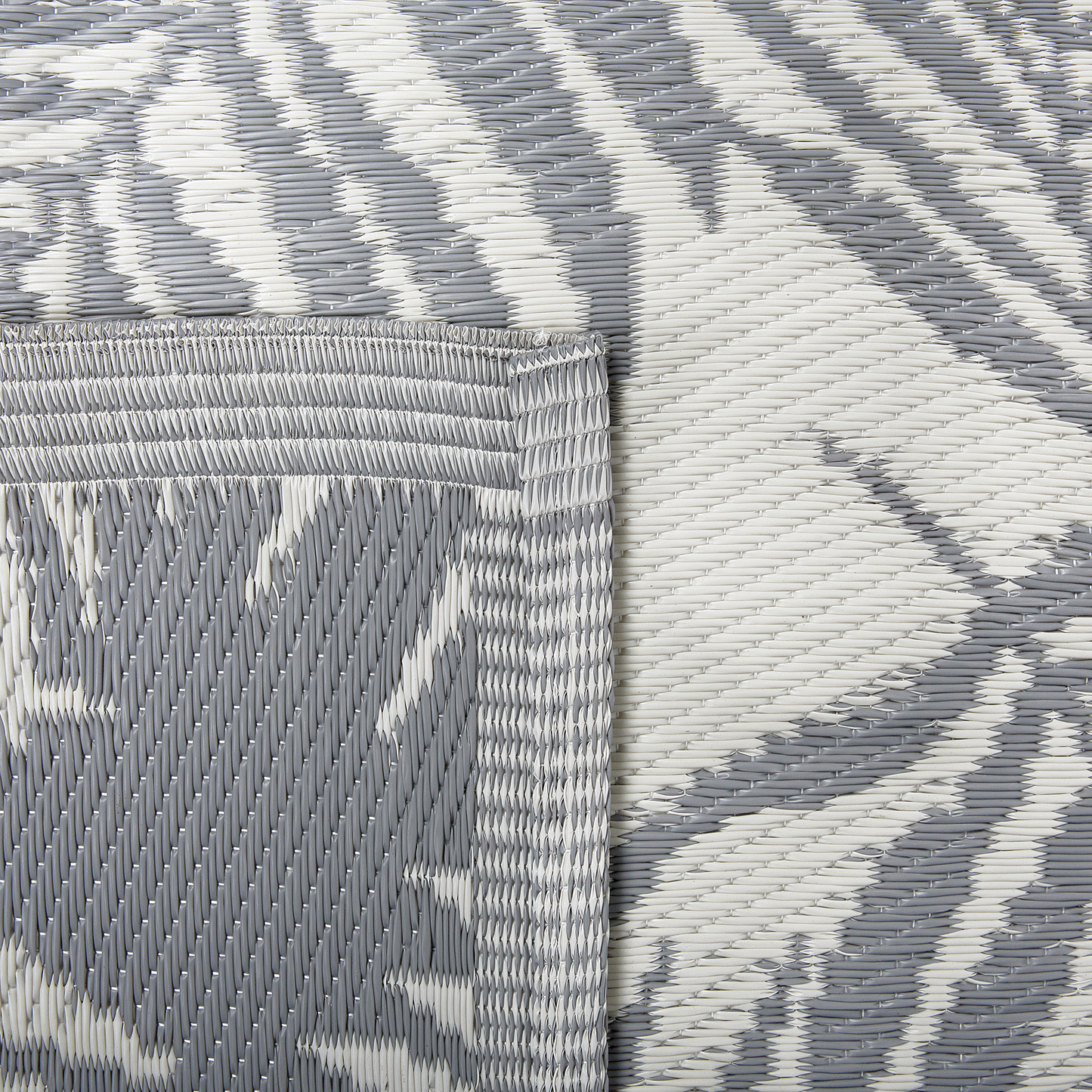 Outdoor Teppich hellgrau 120 x 180 cm Palmenmuster zweiseitig Kurzflor KOTA