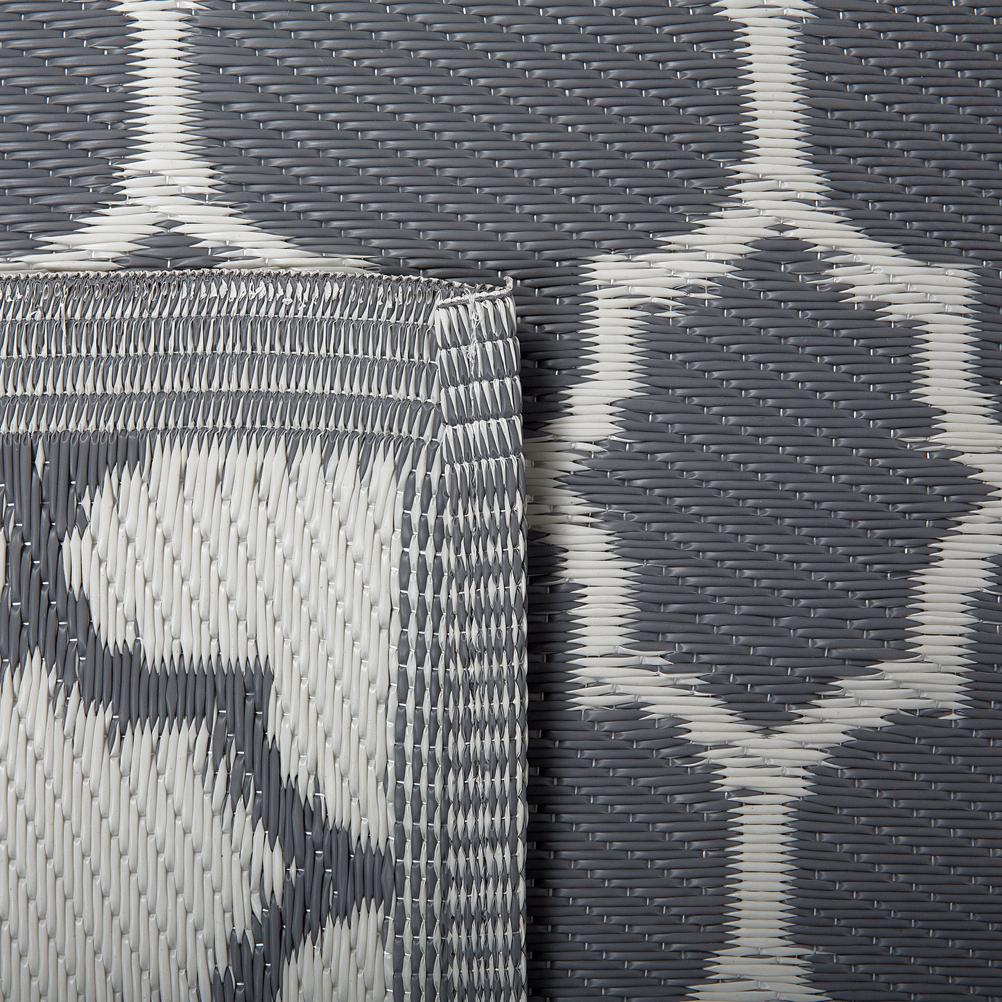 Outdoor Teppich grau 90 x 180 cm marokkanisches Muster zweiseitig Kurzflor SURAT