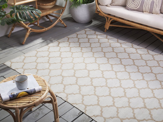 Outdoor Teppich beige 140 x 200 cm marokkanisches Muster zweiseitig Kurzflor AKSU