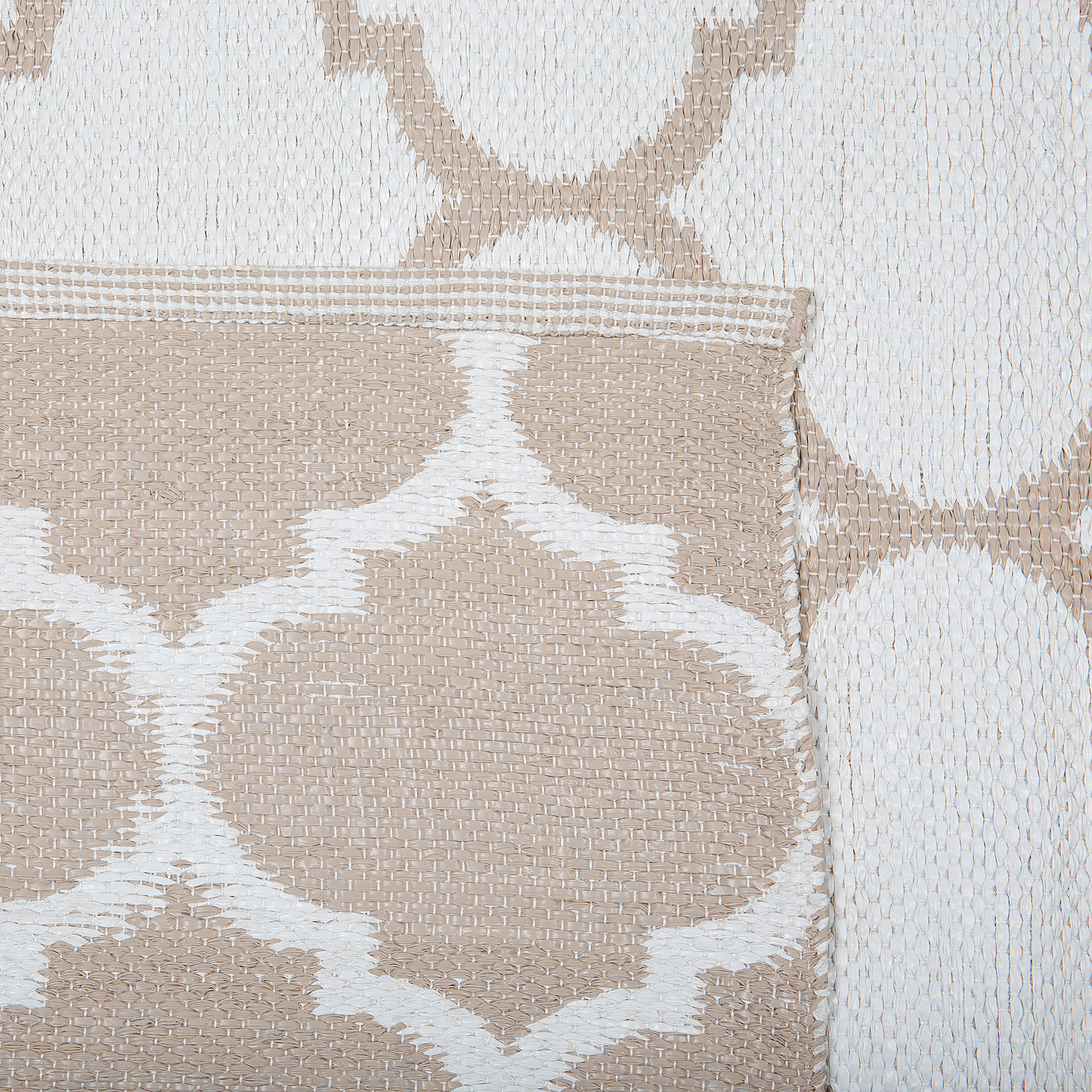 Outdoor Teppich beige 140 x 200 cm marokkanisches Muster zweiseitig Kurzflor AKSU