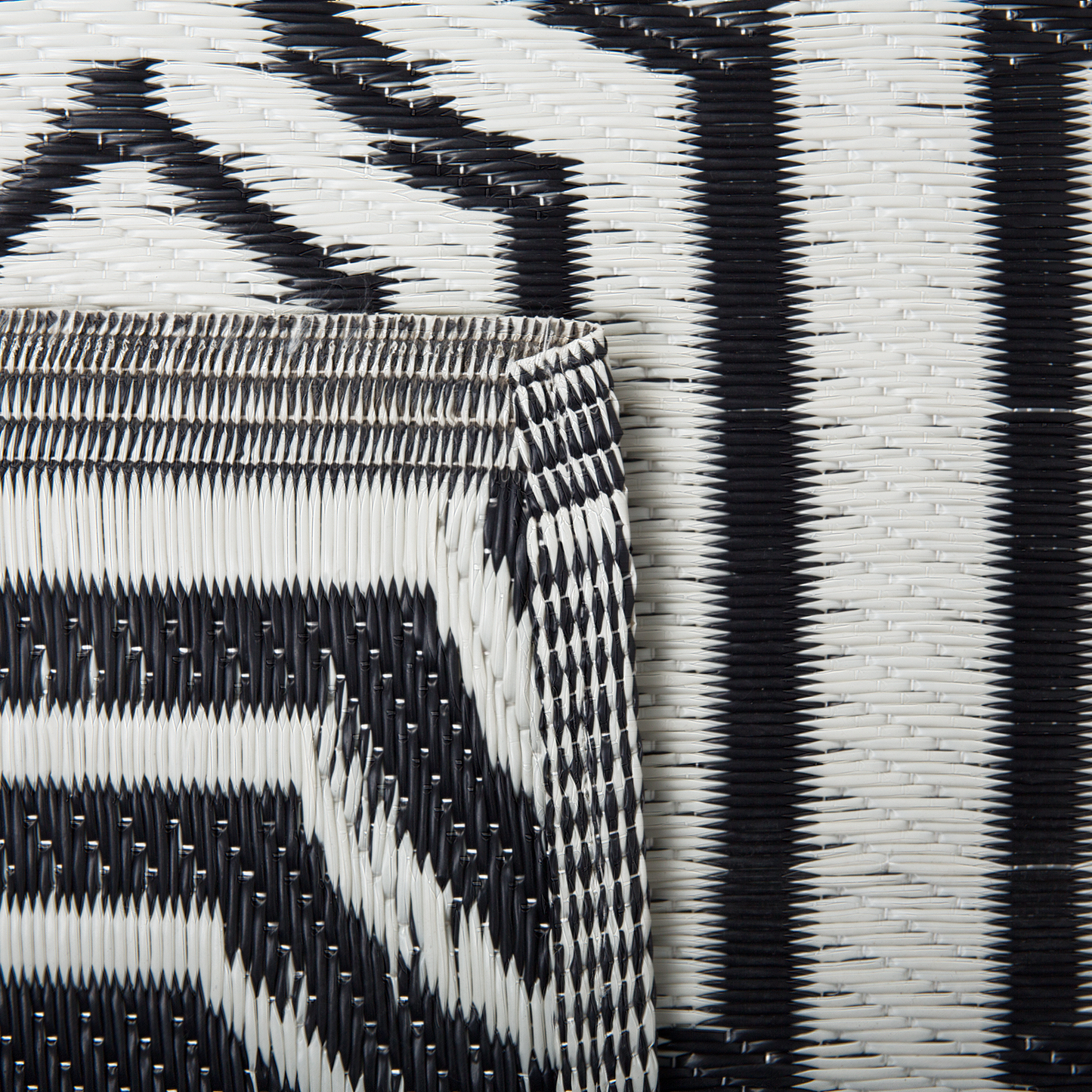 Outdoor Teppich schwarz 90 x 180 cm geometrisches Muster zweiseitig Kurzflor BIDAR