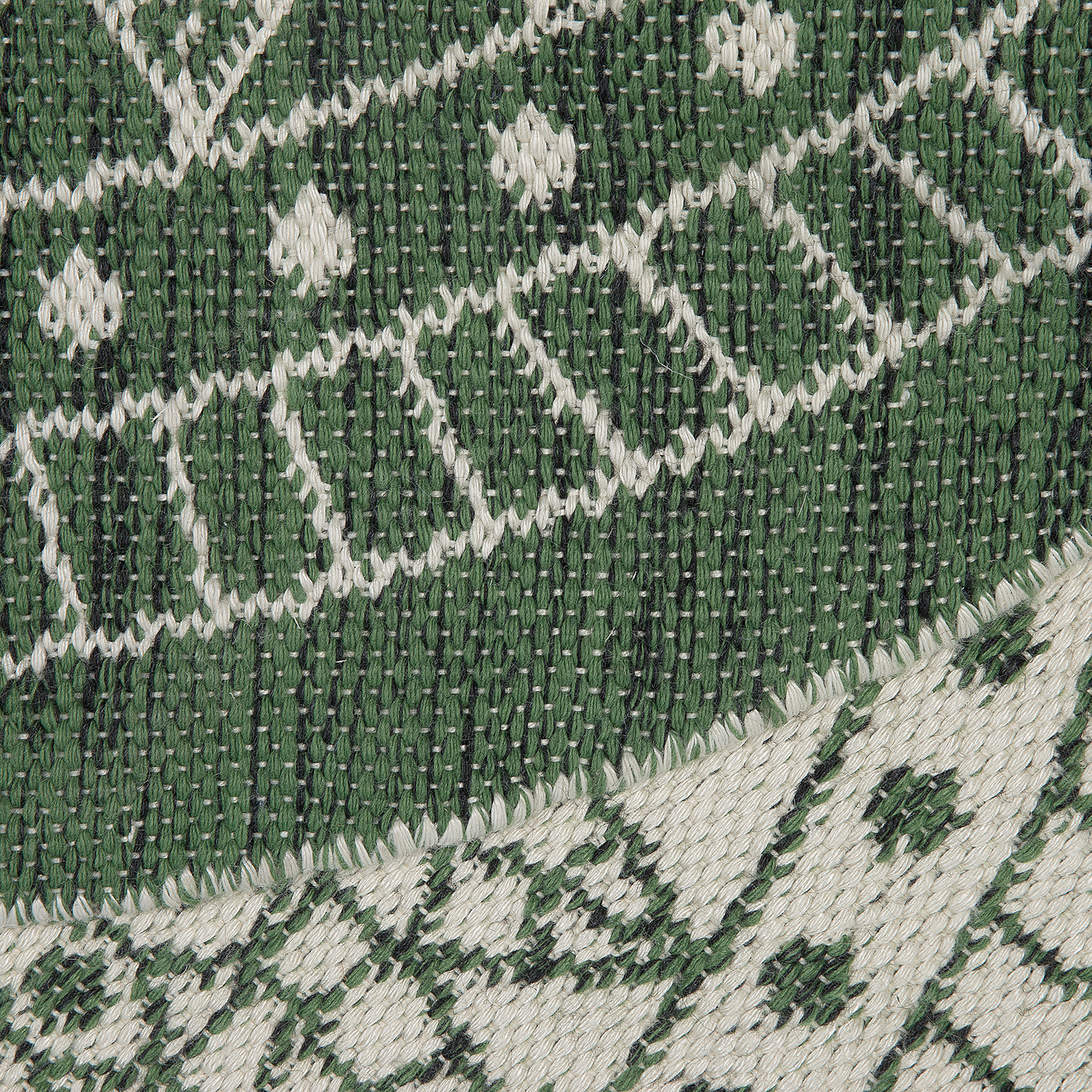 Outdoor Teppich grün / weiss ⌀ 140 cm zweiseitig YALAK