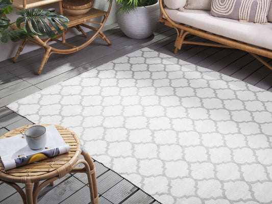 Outdoor Teppich grau 140 x 200 cm marokkanisches Muster zweiseitig Kurzflor AKSU