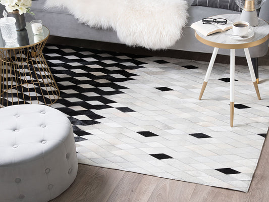 Teppich Kuhfell weiss / schwarz 140 x 200 cm Patchwork Kurzflor MALDAN