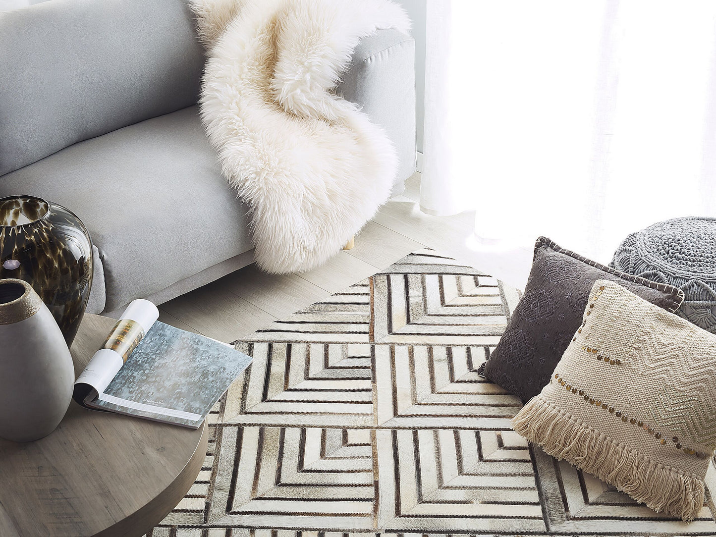 Teppich Kuhfell beige-grau 140 x 200 cm geometrisches Muster Kurzflor TEKIR