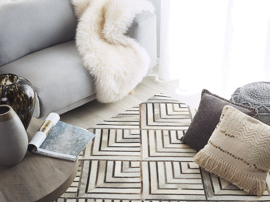 Teppich Kuhfell beige-grau 140 x 200 cm geometrisches Muster Kurzflor TEKIR