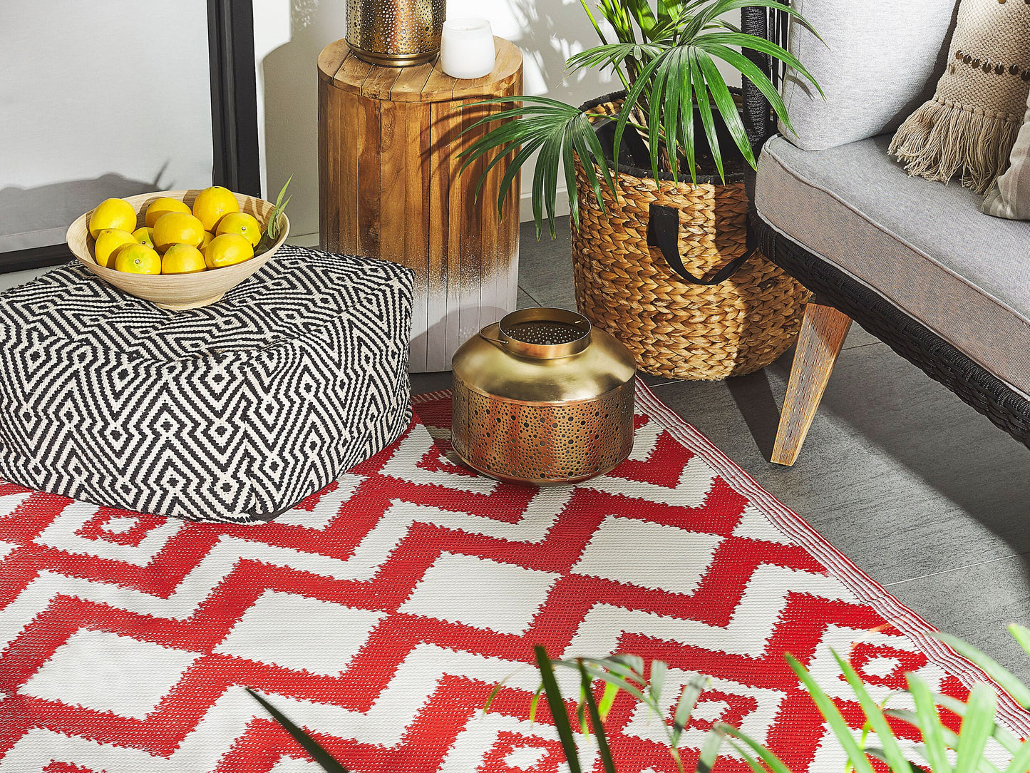 Outdoor Teppich rot 120 x 180 cm ZickZack-Muster Kurzflor DEWAS