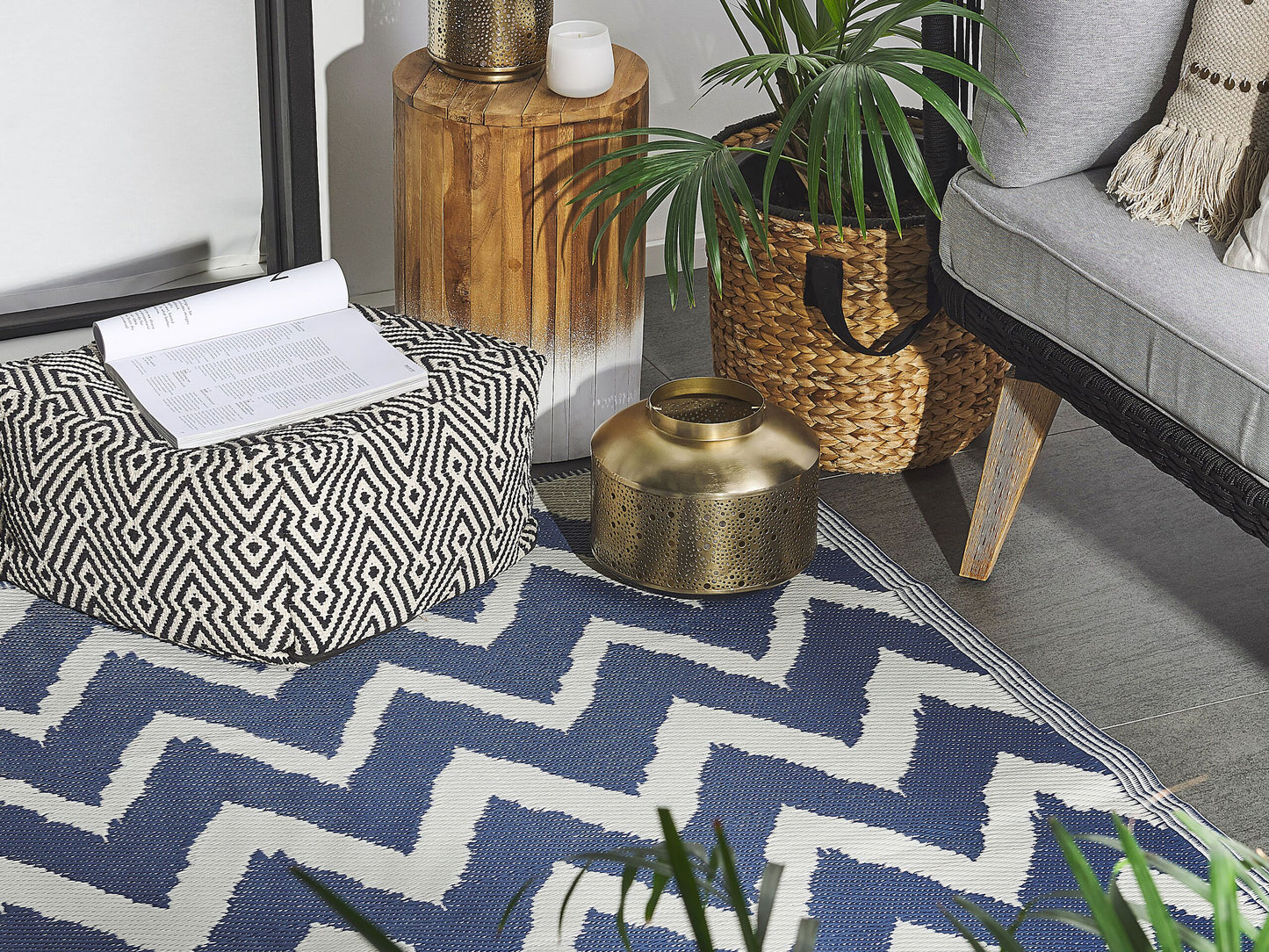 Outdoor Teppich marineblau 120 x 180 cm ZickZack-Muster Kurzflor SIRSA