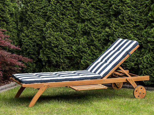 Gartenliege Akazienholz hellbraun Auflage marineblau gestreift rollbar CESANA