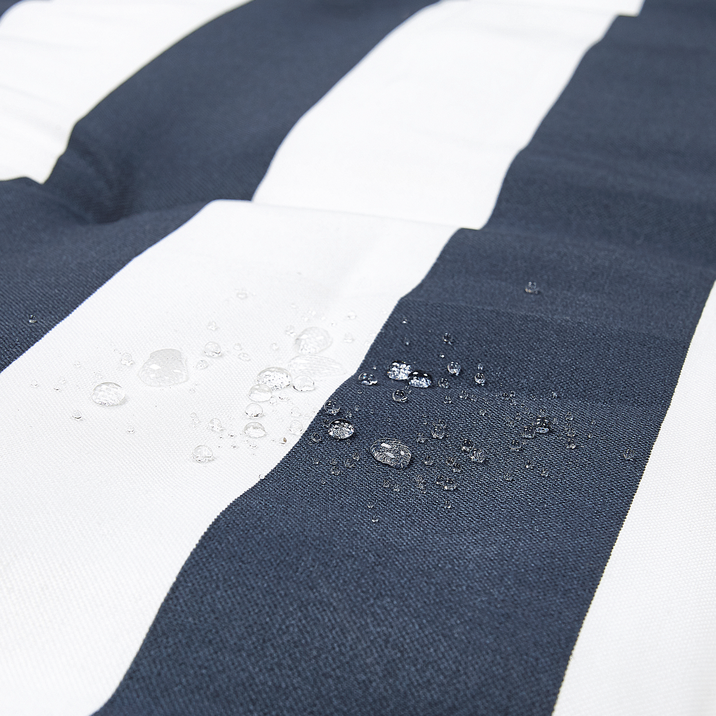 Gartenliege Akazienholz hellbraun Auflage marineblau gestreift rollbar CESANA