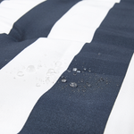 Gartenliege Akazienholz hellbraun Auflage marineblau gestreift rollbar CESANA