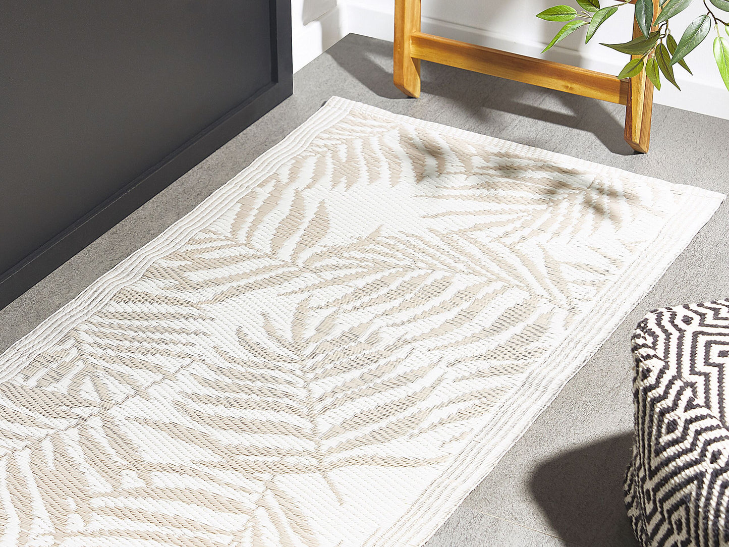 Outdoor Teppich beige 60 x 105 cm Palmenmuster Kurzflor KOTA
