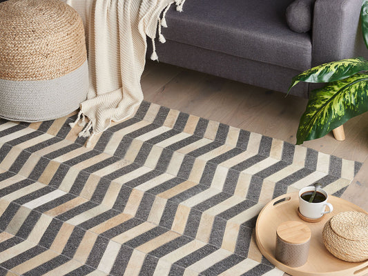 Teppich Kuhfell grau / beige 140 x 200 cm Patchwork Kurzflor BAGGOZE