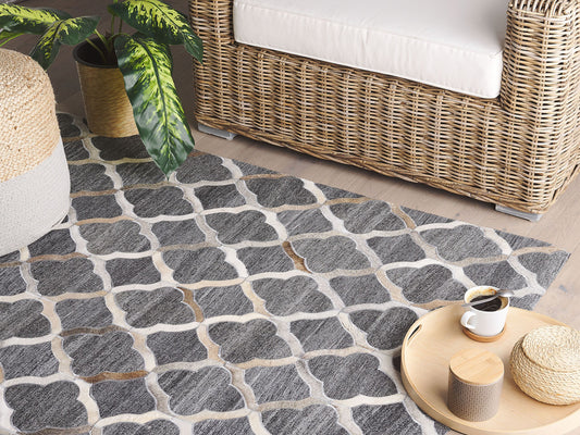 Teppich Kuhfell grau / beige 140 x 200 cm Patchwork Kurzflor ROLUNAY
