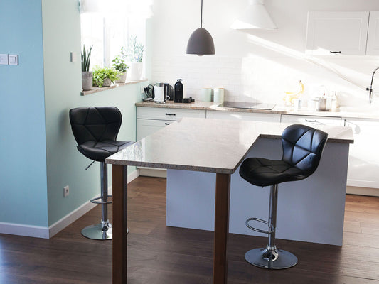 Set mit 2 Barstühlen VALETTA Kunstleder drehbar Schwarz