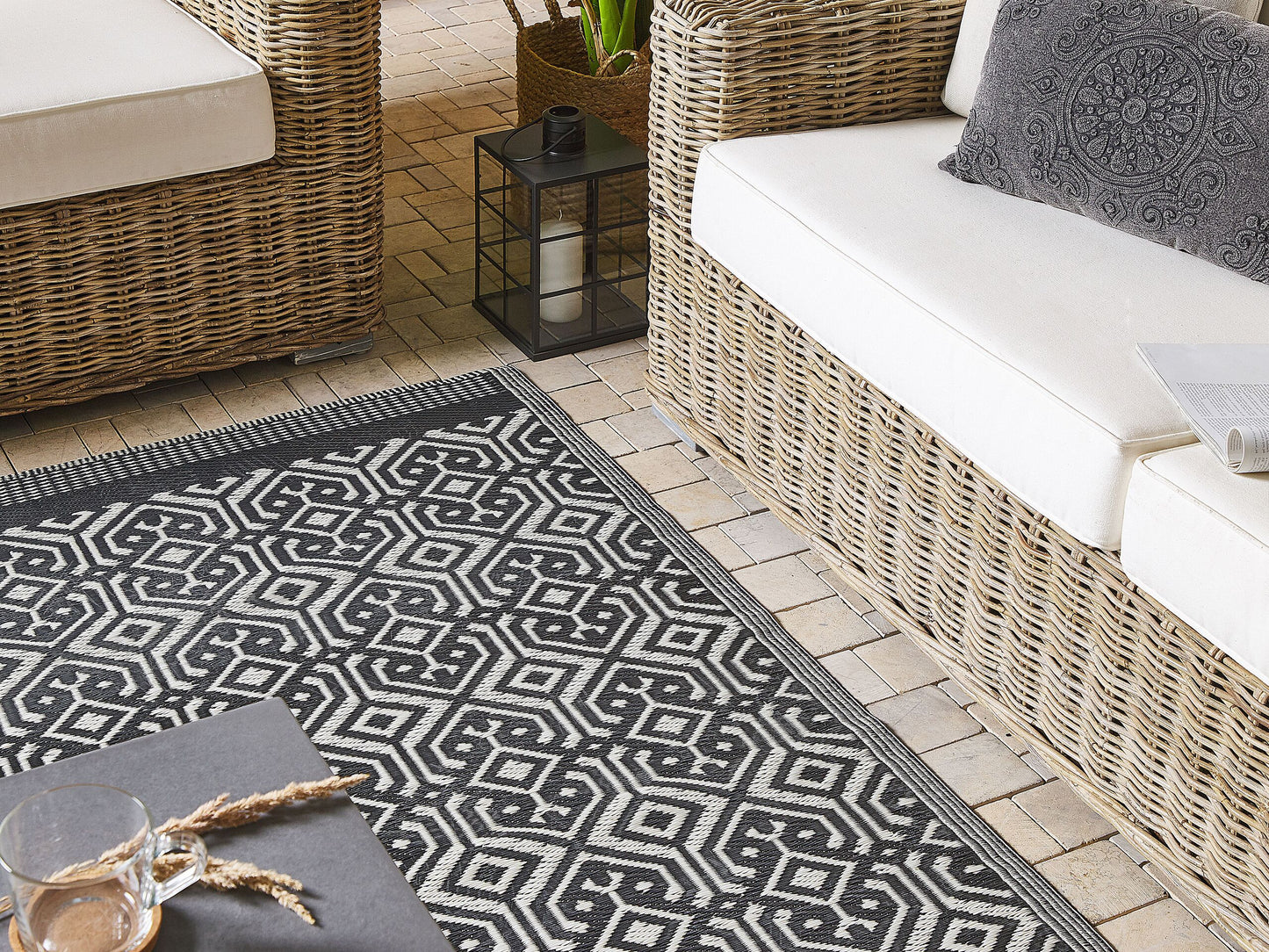 Outdoor Teppich schwarz 120 x 180 cm geometrisches Muster Kurzflor BARMER